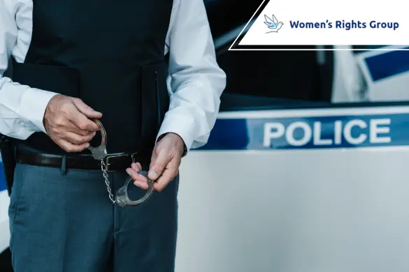 Un oficial de policía se prepara para usar esposas