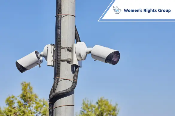 Cámaras de vigilancia instaladas en un poste de la calle.